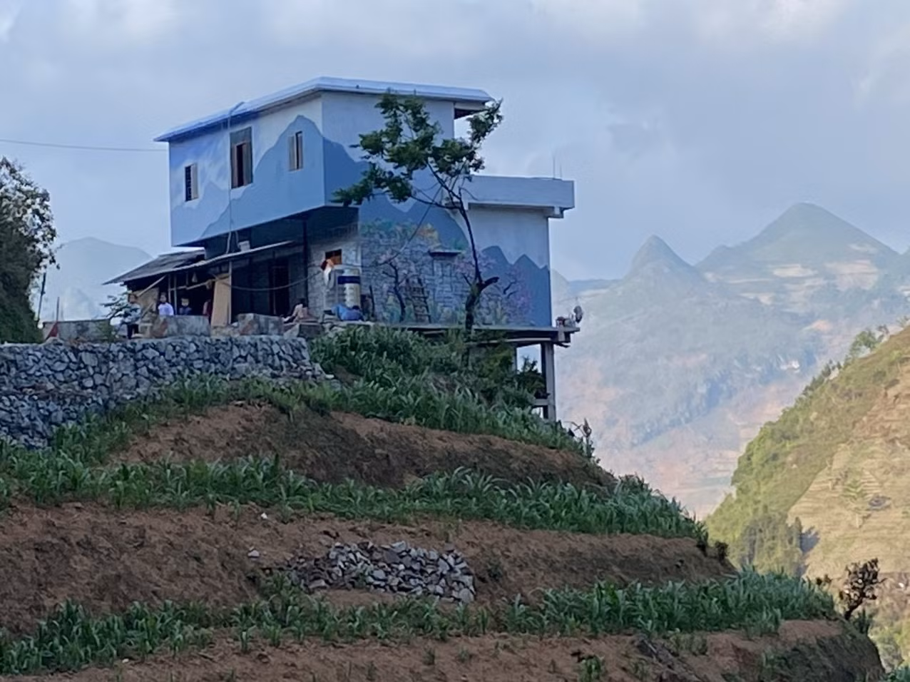Từ nét vẽ đến màu sắc đều được những người thợ tài hoa khéo léo sáng tạo sao cho hình ảnh hiện lên chân thực, hài hòa với bối cảnh xung quanh, tạo cảm giác như tàng hình giữa thiên nhiên.