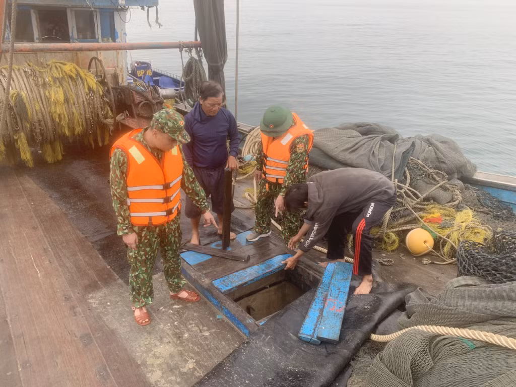 Đồn Biên phòng Đảo Trần phát hiện, xử lý tàu sử dụng ngư cụ cấm trong đánh bắt thuỷ sản. 