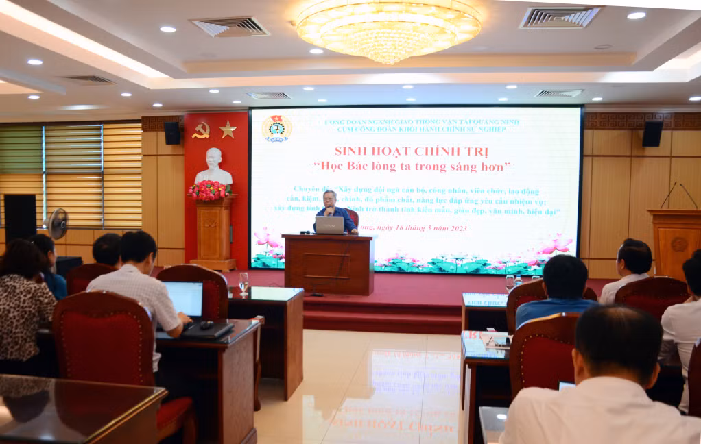 TS. Trần Xuân Ảnh, Nhà giáo Ưu tú, giảng viên cao cấp, nguyên Bí thư Đảng bộ, Giám đốc Trường Chính trị Nguyễn Văn Cừ truyền đạt các nội dung tại hội nghị.