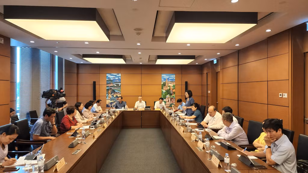 Quang cảnh phiên thảo luận tại tổ đại biểu số 9.