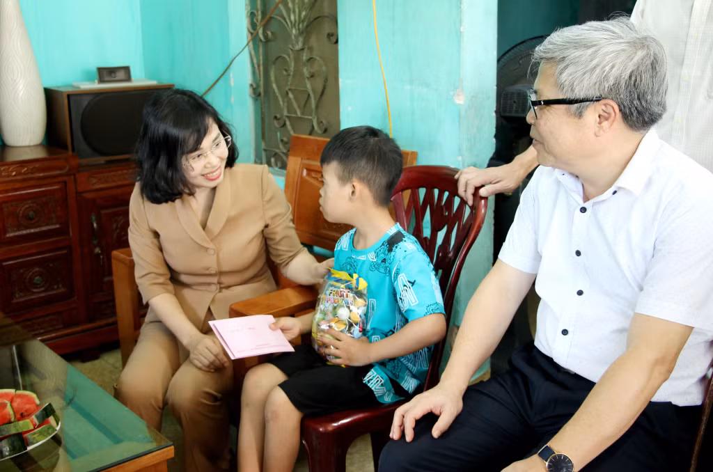 Đồng chí Trịnh Thị Minh Thanh, Phó Bí thư Thường trực Tỉnh ủy, động viên, tặng quà cháu Lê Tuấn Anh, trú tại Khu Vĩnh Trung 1, phường Mạo Khê (TX Đông Triều).