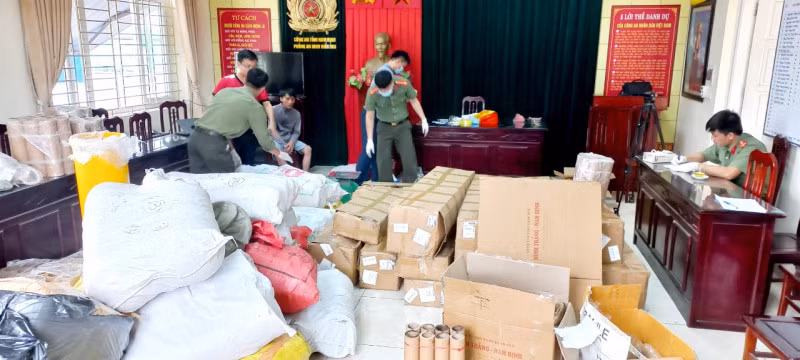 Tang vật thu giữ tại cơ quan công an.