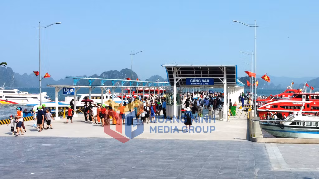 Hành khách thông qua cảng ra các tuyến đảo (5-2023). Ảnh: Đỗ Phương