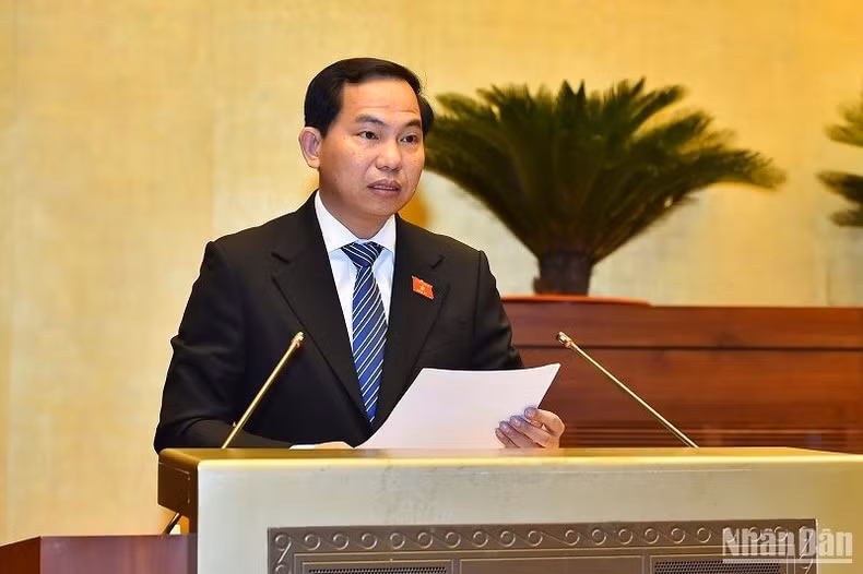 Chủ nhiệm Ủy ban Tài chính, Ngân sách của Quốc hội Lê Quang Mạnh trình bày Báo cáo giải trình, tiếp thu, chỉnh lý dự án Luật Đấu thầu (sửa đổi). (Ảnh: THỦY NGUYÊN)