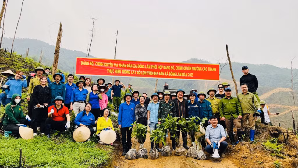 Phường Cao Thắng phối hợp với xã Đồng Lâm tổ chức trồng rừng gỗ lớn. Ảnh do đơn vị cung cấp