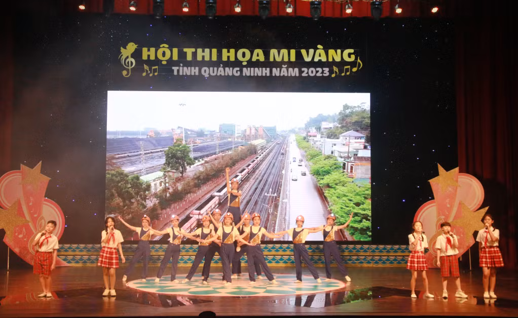 Tiết mục tốp ca "Em yêu đất mỏ quê em" của đội thi TP Cẩm Phả.