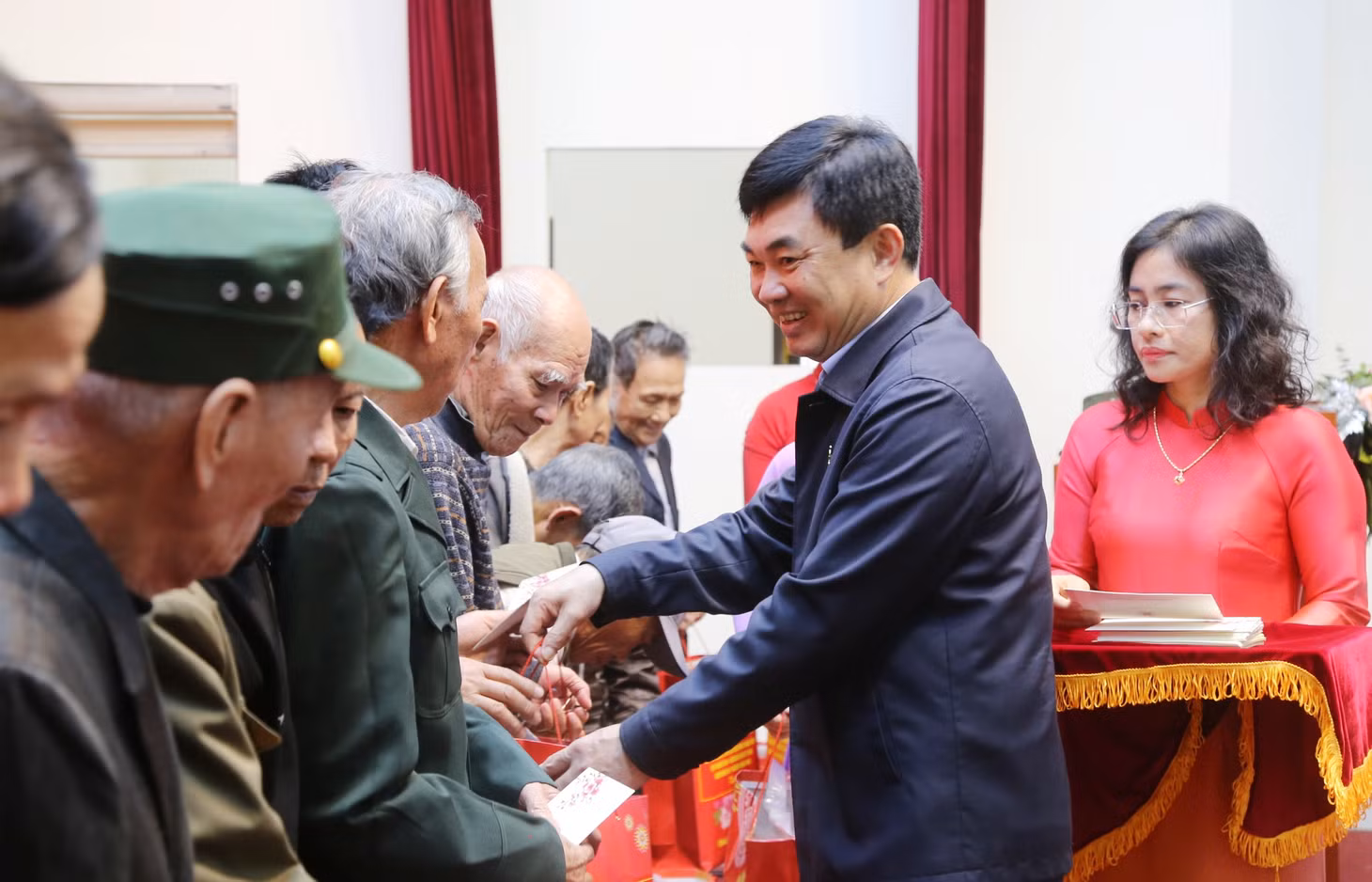 Đồng chí Ngô Hoàng Ngân, Bí thư Đảng ủy, Chủ tịch Hội đồng thành viên Tập đoàn Công nghiệp Than - Khoáng sản Việt Nam, ĐBQH tỉnh, tặng quà, chúc Tết các gia đình chính sách phường Hoàng Quế.