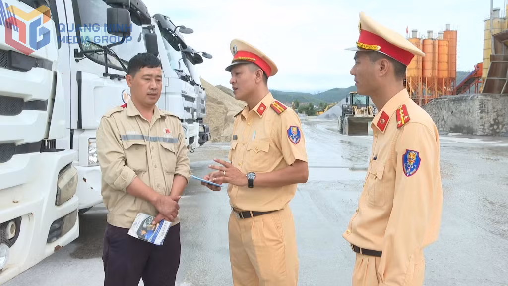 Cán bộ CSGT tuyên truyền về tác hại của việc sử dụng ma tuý đối với lái xe của Công ty TNHH Thành Minh (phường Hiệp Hòa).