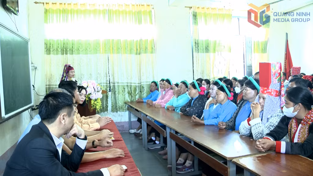 Lớp học lý thuyết lái xe luôn có cán bộ thạo tiếng đồng bào giúp bà con dễ nhớ, dễ tiếp thu các kiến thức về TTATGT.