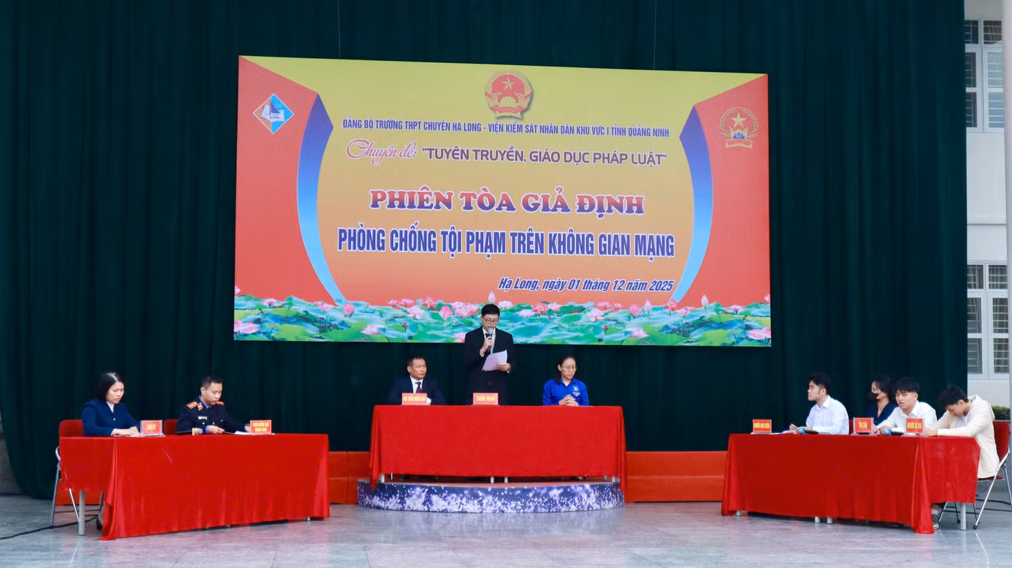 Một phiên tòa giả định phòng chống tội phạm trên không gian mạng được các đơn vị phối hợp tổ chức tuyên truyền cho các em học sinh tại Trường THPT chuyên Hạ Long vào đầu tháng 12/2025.
