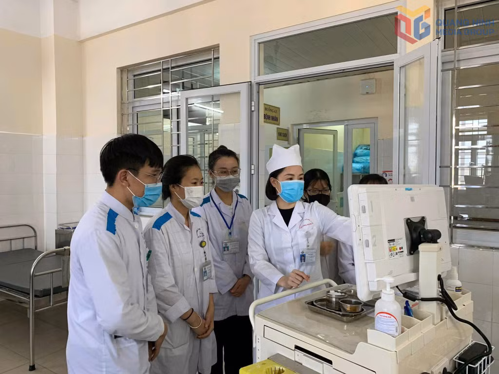 Sinh viên điều dưỡngTrường CĐ Y tế Quảng Ninh thực tập tại Khoa Da liễu, Bệnh viện đa khoa tỉnh Quảng Ninh
