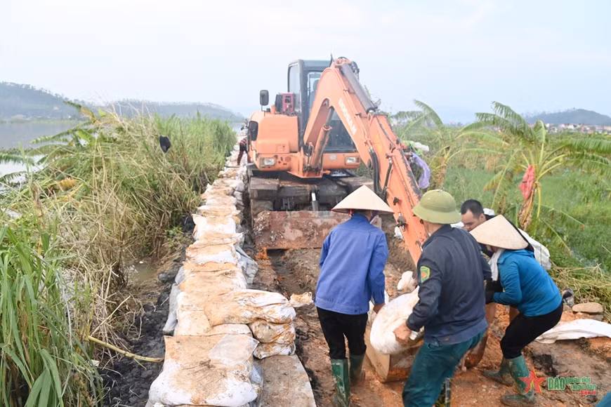Các lực lượng gia cố tạm thời tuyến đê Hồng Phong - Hưng Đạo thời điểm bão sô 3 Yagi đổ bộ ngày 7/9/2024. 