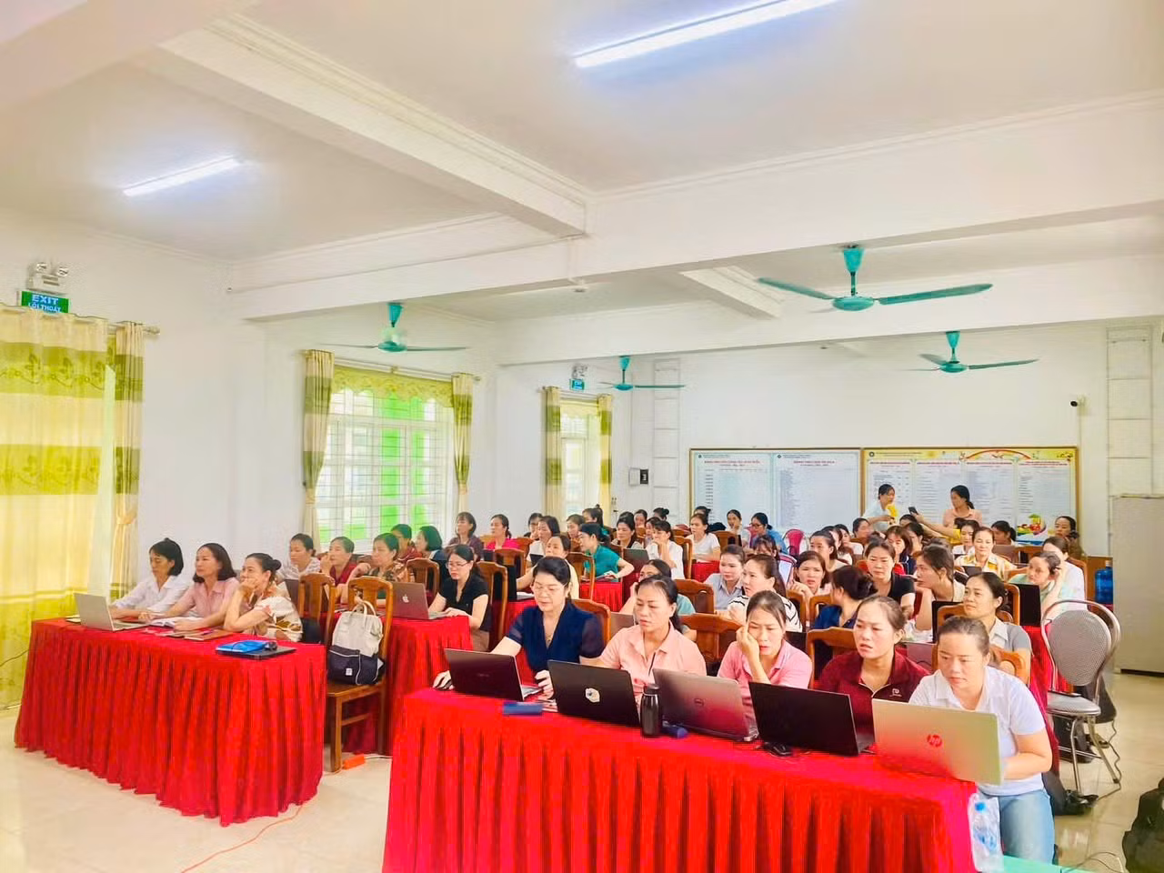 Một buổi tập huấn kỹ năng số cho cán bộ, giáo viên phường Hoàng Quế. Ảnh: Đơn vị cung cấp