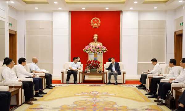 Chủ tịch UBND thành phố Bùi Văn Khắng tiếp xã giao nhà đầu tư Trung Quốc