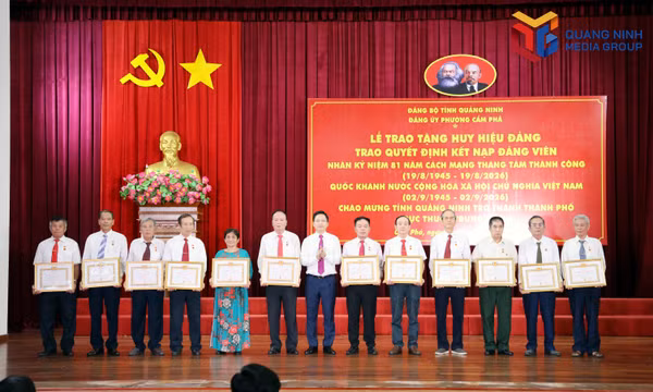 Phường Cẩm Phả trao tặng Huy hiệu Đảng và kết nạp đảng viên đợt 2/9