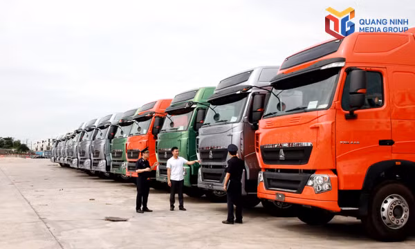 Lực lượng hải quan khu vực cầu Bắc Luân 2 (Cửa khẩu quốc tế Móng Cái) kiểm tra lô hàng thiết bị ô tô nhập khẩu.