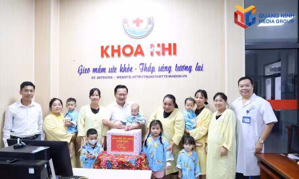 Lãnh đạo đặc khu Vân Đồn thăm, tặng quà thiếu nhi tại Bệnh viện Đa khoa khu vực Vân Đồn