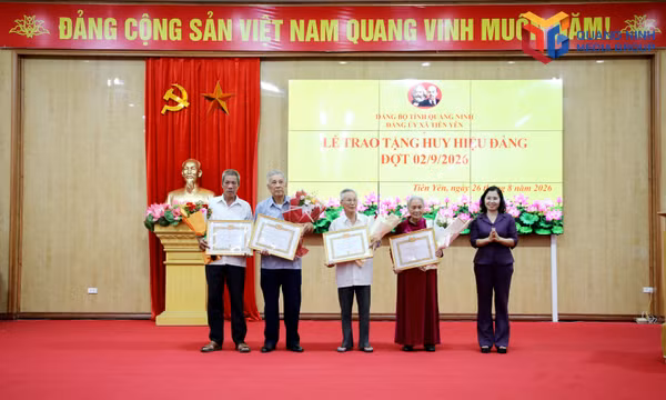 Đồng chí Phó Bí thư Thường trực Tỉnh ủy trao Huy hiệu Đảng tại Tiên Yên 