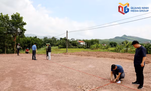 Xã Điền Xá thực hiện đo diện tích các ô đất tái định cư. Ảnh: Mạnh Trường