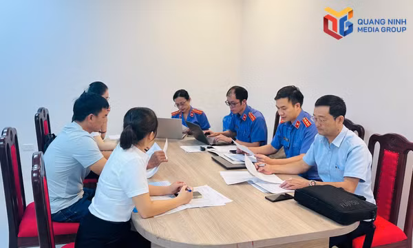 VKSND tỉnh Quảng Ninh phối hợp với cơ quan, tổ chức có liên quan tiến hành làm việc với đơn vị có hành vi vi phạm.