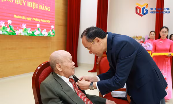 Phường Hoành Bồ trao tặng Huy hiệu Đảng đợt 2/9 cho 90 đảng viên