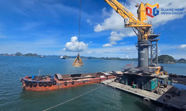 Lô hàng đá xây dựng nhập khẩu đầu tiên của Công ty TNHH Schenpens Supply Chain Việt Namđược bốc dỡ tại cảng Cẩm Phả.
