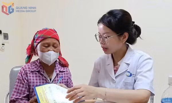 Bác sĩ Bệnh viện Bãy Cháy khám chuyên khoa, tư vấn sức khỏe cho đồng bào dân tộc thiểu số tại xã Kỳ Thượng. Ảnh: Minh Đức