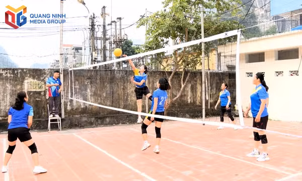 Thắt chặt tình làng nghĩa xóm từ tiếng hát, đường bóng