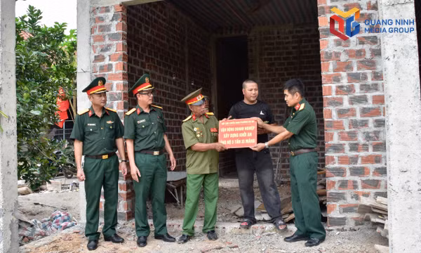 Phường Hà An: Trao 105 triệu đồng hỗ trợ xóa nhà tạm, nhà dột nát
