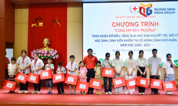 Tặng quà động viên học sinh khó khăn dịp đầu năm học mới