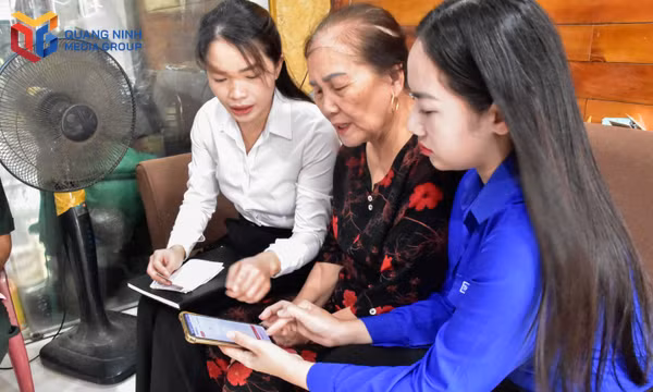 Người cao tuổi tự tin, chủ động hòa nhịp chuyển đổi số