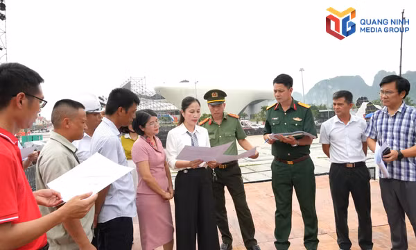Kiểm tra các điều kiện chuẩn bị chương trình nghệ thuật mừng thành phố Quảng Ninh