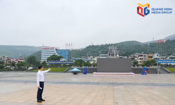 Lắp nhiều màn hình lớn phục vụ nhân dân chào mừng thành phố Quảng Ninh