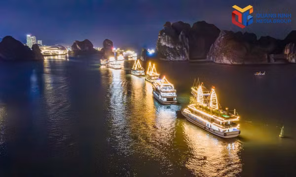 Các tàu "xếp hàng" nối đuôi nhau tạo nên khung cảnh lung linh trên Vịnh Hạ Long.