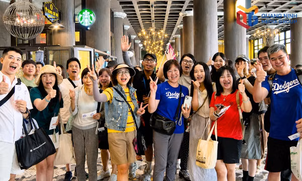 Du khách quốc tế hân hoan, chuẩn bị hành trình tham quan Vịnh Hạ Long từ Cảng tàu khách quốc tế Hạ Long.