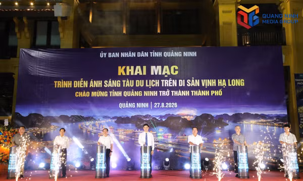 Khai mạc Chương trình trình diễn ánh sáng tàu du lịch trên Di sản vịnh Hạ Long