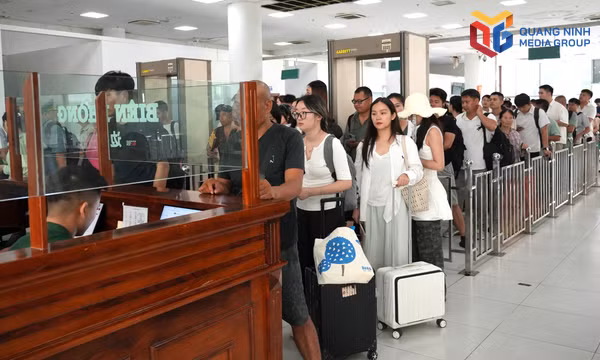 Nhộn nhịp khách Trung Quốc qua Cửa khẩu quốc tế Móng Cái