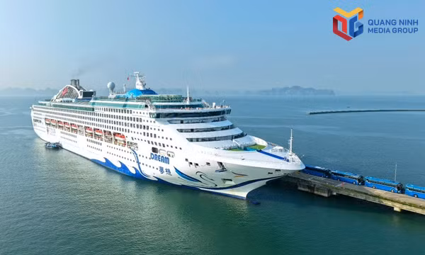 Hơn 2.300 khách du lịch tàu biển đến Quảng Ninh