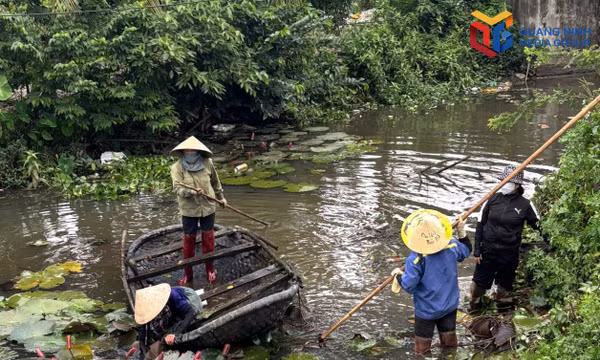 Người dân khu Liên Vị dọn rác dưới dòng kênh.
