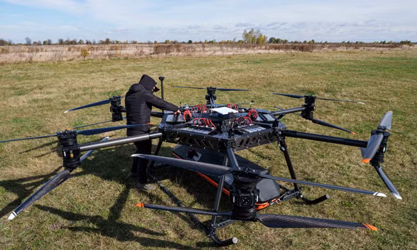 Đại diện công ty sản xuất thiết bị bay không người lái SkyFall kiểm tra UAV StarGate trước chuyến bay trình diễn tại một địa điểm không công bố ở Ukraine, ngày 14/10/2026. Ảnh: AP