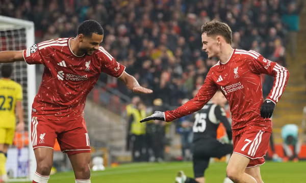 Cầu thủ Florian Wirtz của Liverpool (phải) ăn mừng cùng đồng đội Cody Gakpo sau khi ghi bàn thắng thứ tư cho đội nhà trong trận gặp Villarreal thuộc vòng phân hạng Champions League tại Liverpool, Anh, ngày 20/10/2026. Ảnh: AP