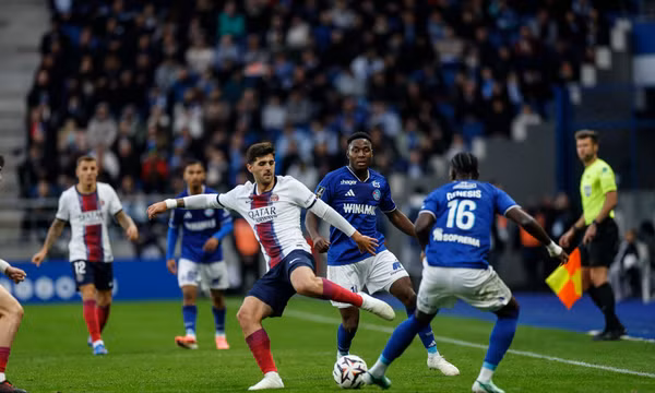 Cầu thủ Lucas Beraldo của PSG dẫn bóng trong trận gặp Strasbourg tại Giải vô địch bóng đá Pháp (Ligue 1), ở Strasbourg, Pháp, ngày 17/10/2026. Ảnh: AP