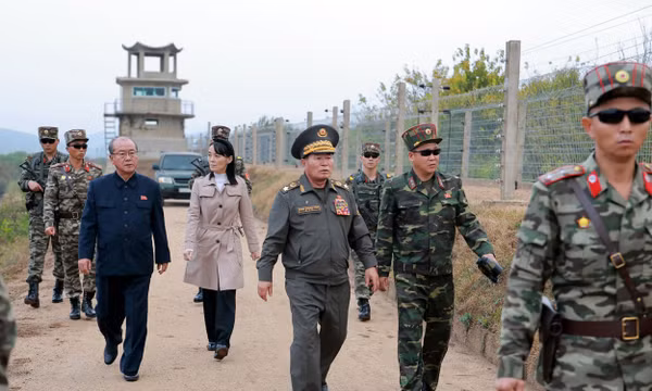 Bà Kim Yo Jong (giữa, bên trái), em gái nhà lãnh đạo Triều Tiên Kim Jong Un, cùng các quan chức quân đội thị sát khu vực tiền tuyến tại Triều Tiên ngày 20/10/2026. Chính phủ Triều Tiên cung cấp bức ảnh này ngày 21/10/2026. Các nhà báo độc lập không được phép tiếp cận để đưa tin về sự kiện. Hiện chưa có nguồn độc lập xác minh nội dung bức ảnh. Ảnh: AP
