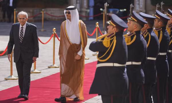 Thủ tướng Liban Nawaf Salam (trái) và Thủ tướng Qatar Mohammed bin Abdulrahman bin Jassim Al Thani duyệt đội danh dự tại Phủ Chính phủ ở thủ đô Beirut, Liban, ngày 16/10/2026. Ảnh: AP
