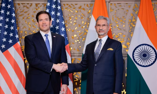 Ngoại trưởng Mỹ Marco Rubio (trái) bắt tay Ngoại trưởng Ấn Độ Subrahmanyam Jaishankar trước cuộc hội đàm tại Mumbai, Ấn Độ, ngày 20/10/2026. Ảnh: AP