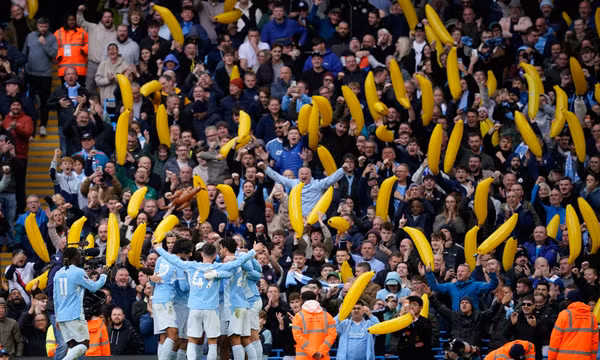 Các cầu thủ Manchester City ăn mừng sau khi Erling Haaland ghi bàn thắng thứ hai cho đội nhà trong trận gặp Ipswich Town tại Giải Ngoại hạng Anh, ở thành phố Manchester (Anh), ngày 17/10/2026. Ảnh: AP