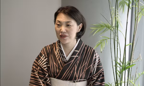 Quyền chưởng môn phái Ikenobo, bà Senko Ikenobo, phát biểu trong một cuộc phỏng vấn tại Tokyo vào ngày 17/7/2026. Ảnh: AP