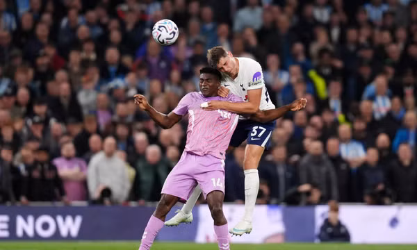 Cầu thủ Taiwo Awoniyi (bên trái) của Coventry City tranh bóng với Micky van de Ven của Tottenham Hotspur trong trận đấu tại Giải Ngoại hạng Anh, ở London, ngày 19/10/2026. Ảnh: AP