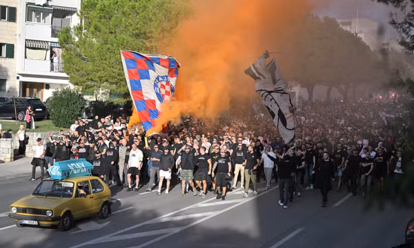 Hàng nghìn thành viên hội cổ động viên Torcida của câu lạc bộ Hajduk Split tuần hành về phía sân vận động trước trận đấu giữa Hajduk Split và Ajax Amsterdam tại UEFA Conference League ở thành phố Split, Croatia, ngày 15/10/2026. Ảnh: AP