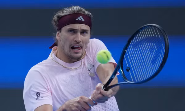 Tay vợt Alexander Zverev (Đức) đánh trả bóng trong trận tứ kết đơn nam gặp Novak Djokovic (Serbia) tại Giải quần vợt China Open ở Bắc Kinh, Trung Quốc, ngày 4/10/2026. Ảnh: AP